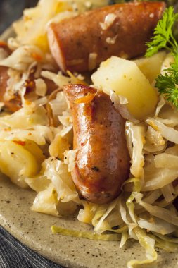 Ev yapımı Alman sosisi ve lahana turşusu