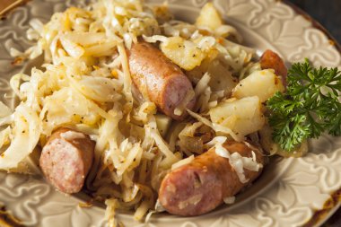 Ev yapımı Alman sosisi ve lahana turşusu