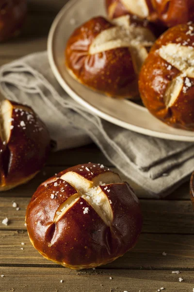 Rollos de pretzels alemanes caseros —  Fotos de Stock