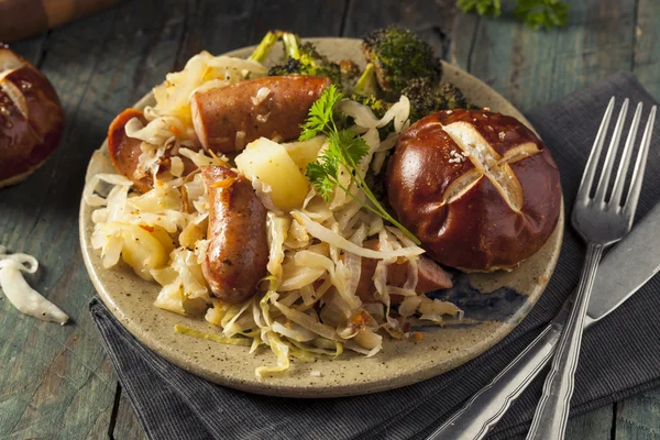 自制的德国香肠和酸菜 — 图库照片