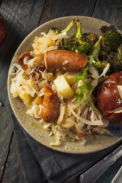 Hausgemachte deutsche Wurst und Sauerkraut — Stockfoto