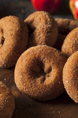 Ev yapımı şekerli elma elma suyu çörek