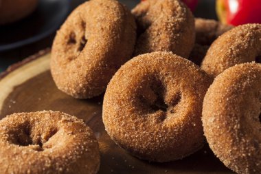 Ev yapımı şekerli elma elma suyu çörek