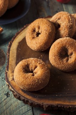 Ev yapımı şekerli elma elma suyu çörek