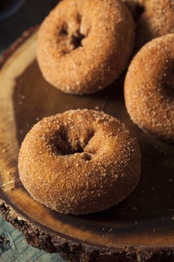 Ev yapımı şekerli elma elma suyu çörek