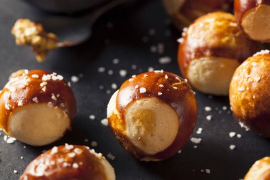 Ev yapımı tuzlu kraker ısırıkları