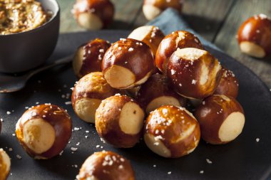 Ev yapımı tuzlu kraker ısırıkları