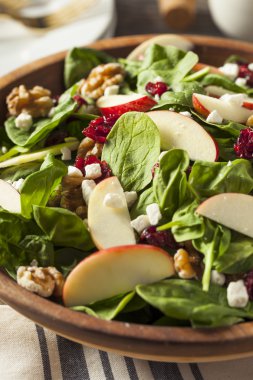 Ev yapımı sonbahar elma ceviz ıspanak salatası