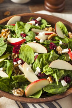 Ev yapımı sonbahar elma ceviz ıspanak salatası