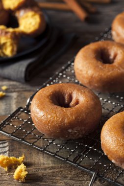 Ev yapımı sırlı sonbahar kabak çörek