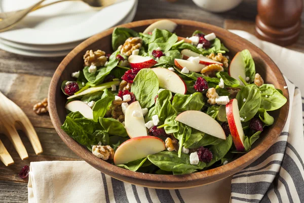 Salada caseira de espinafre de noz de maçã de outono — Fotografia de Stock