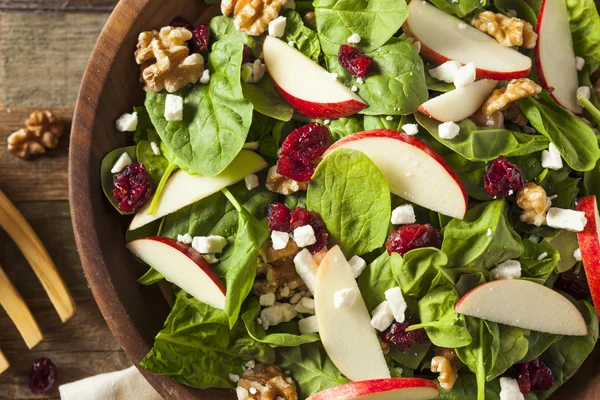 Ensalada casera de espinacas de nuez de manzana de otoño —  Fotos de Stock