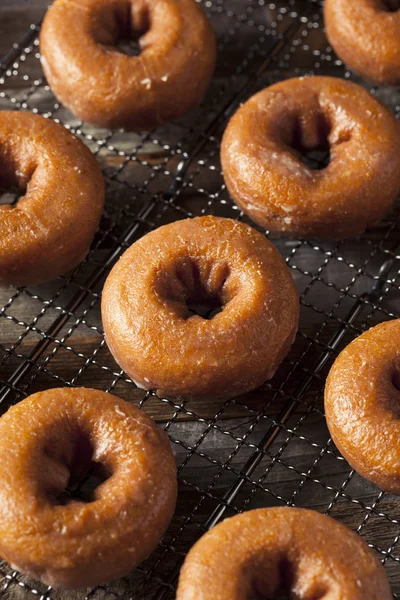 Hemmagjord glaserade hösten pumpa Donuts — Stockfoto