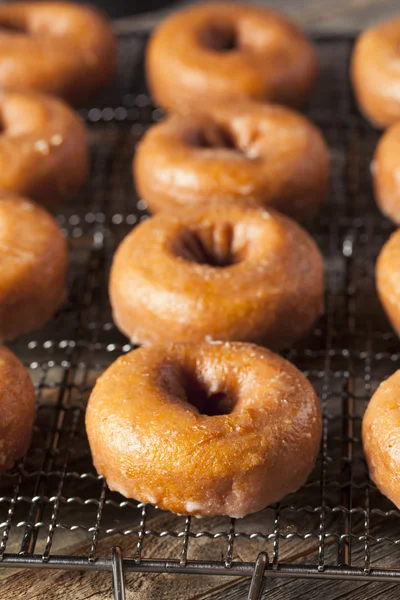 Hemmagjord glaserade hösten pumpa Donuts — Stockfoto