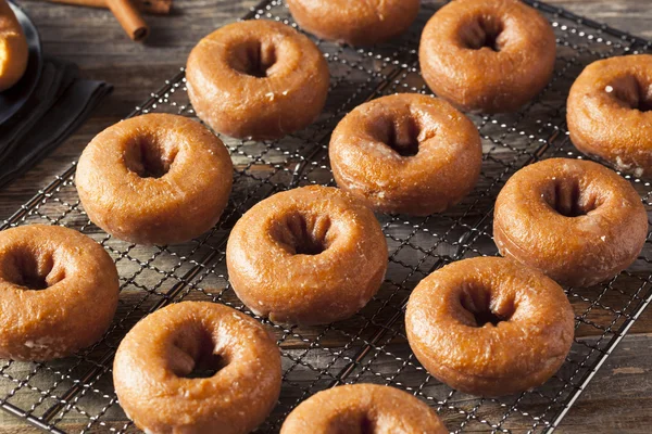 Hausgemachte glasierte Herbst-Kürbis-Donuts — Stockfoto