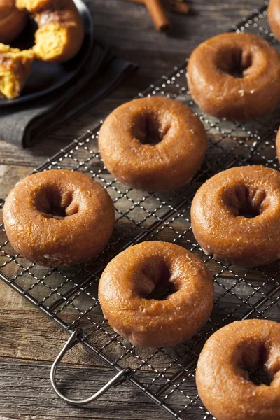 Homemade Glazed Autumn Pumpkin Donuts — Stock Photo, Image