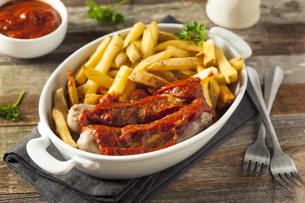 Currywurst de casă și cartofi prăjiți francezi — Fotografie, imagine de stoc