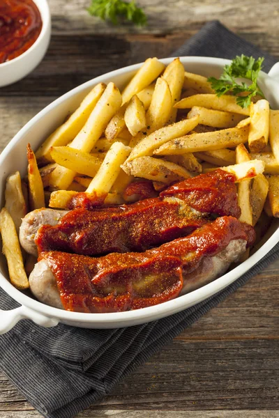 Zelfgemaakte Currywurst en Franse frietjes — Stockfoto