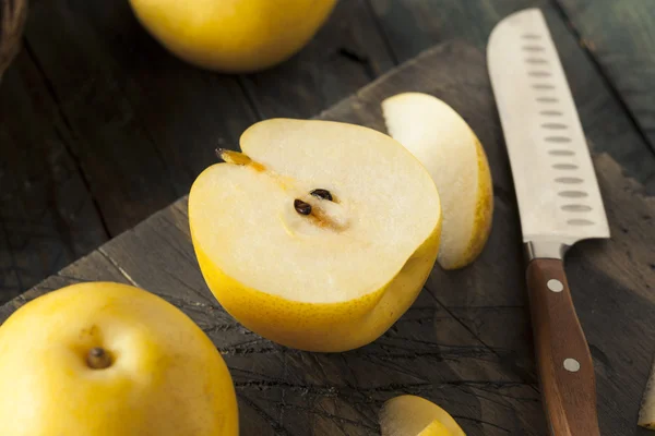 Peras de manzana asiáticas amarillas orgánicas crudas — Foto de Stock