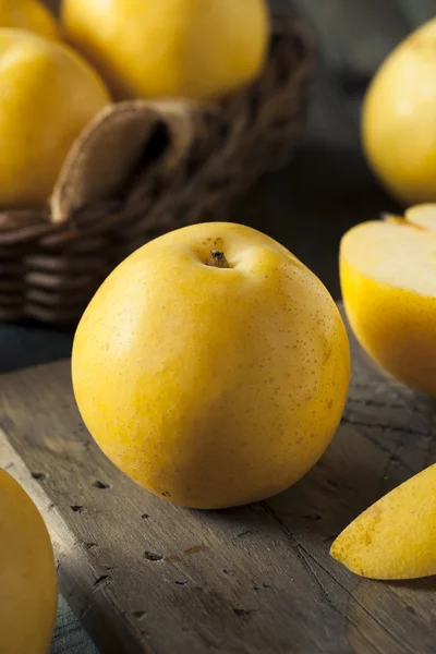 Peras de manzana asiáticas amarillas orgánicas crudas —  Fotos de Stock