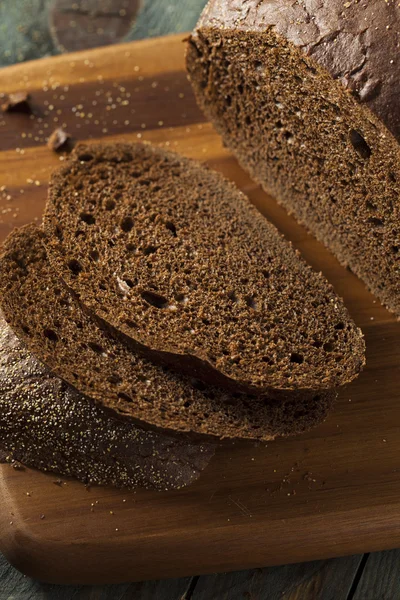Домашний органический Pumpernickel ржаной хлеб — стоковое фото