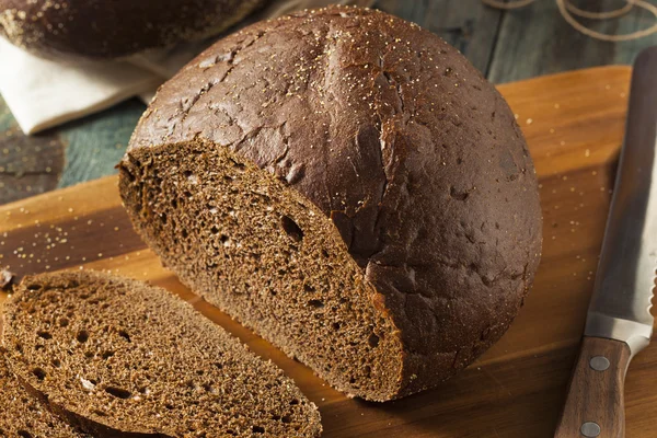 Домашний органический Pumpernickel ржаной хлеб — стоковое фото