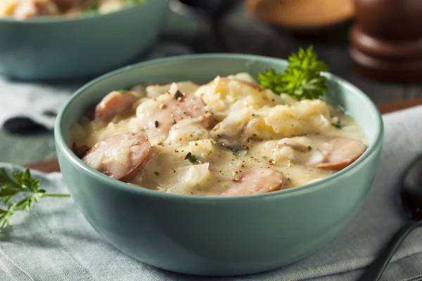 Soupe maison à la choucroute et aux saucisses — Photo