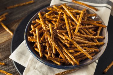 Sağlıklı tuzlu fırında kraker sopa