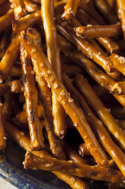 Sağlıklı tuzlu fırında kraker sopa