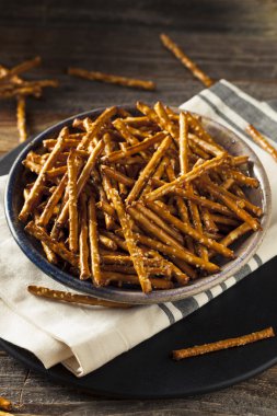 Sağlıklı tuzlu fırında kraker sopa