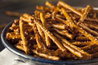 Sağlıklı tuzlu fırında kraker sopa