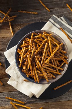 Sağlıklı tuzlu fırında kraker sopa