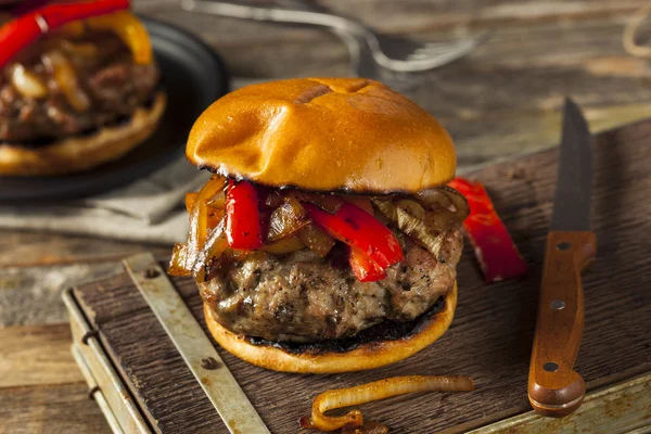 Hausgemachter Wurstburger mit Zwiebeln — Stockfoto