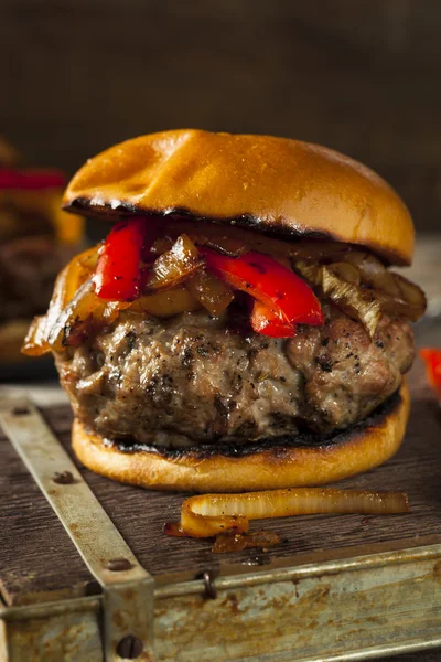 Hausgemachter Wurstburger mit Zwiebeln — Stockfoto