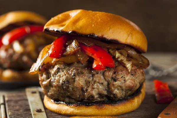玉ねぎと自家製ソーセージのハンバーガー — ストック写真