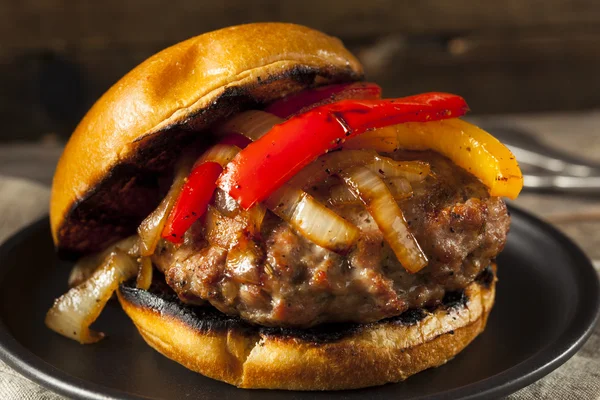 Hamburguesa casera de salchicha con cebolla — Foto de Stock