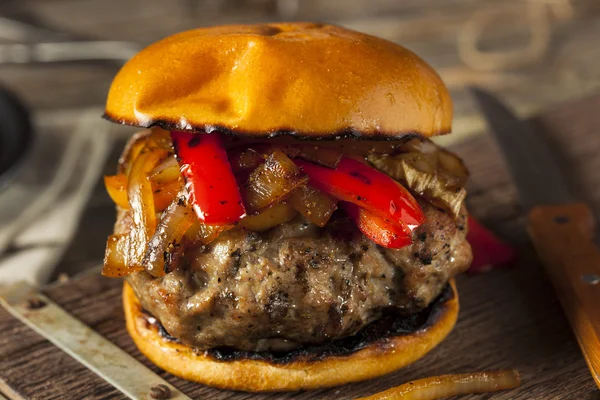 Domácí klobásy Burger s cibulí — Stock fotografie