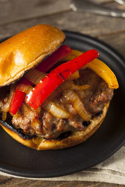 Domowe kiełbasy Burger z cebulą — Zdjęcie stockowe