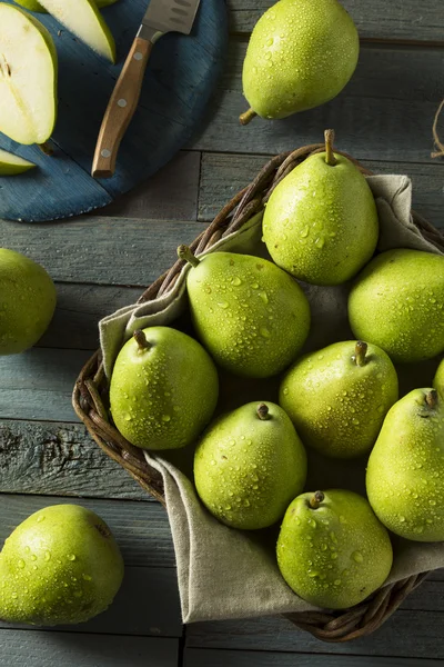 Peras Danjou orgánicas verdes crudas — Foto de Stock