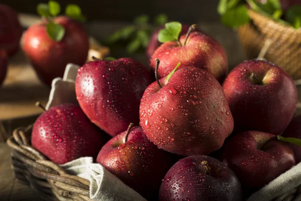 Raw Organic Red Delicious Apples — Stock Photo, Image