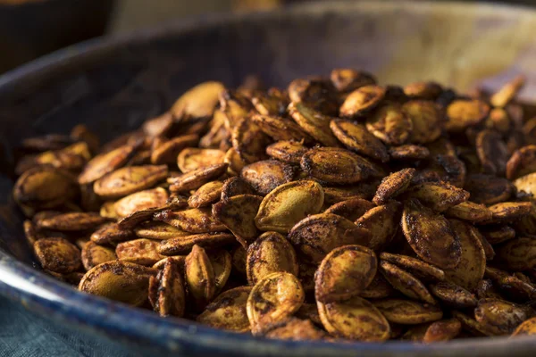 Домашнє смажене гостре гарбузове насіння — стокове фото