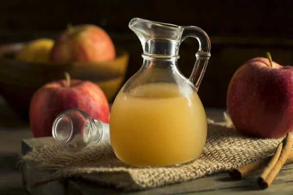 Raw Organic Apple Cider Vinegar — Stock Photo, Image