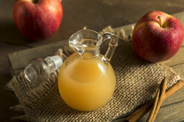 Raw Organic Apple Cider Vinegar — Stock Photo, Image