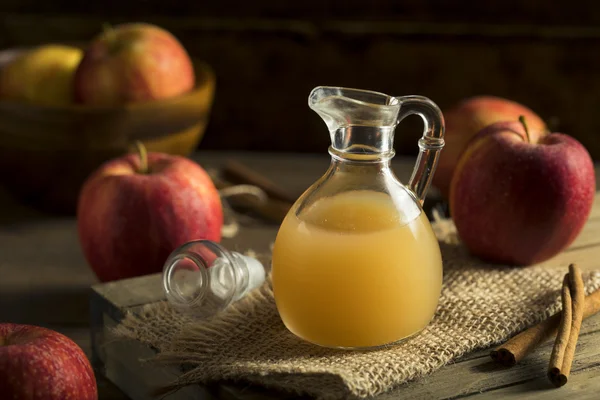 Raw Organic Apple Cider Vinegar — Stock Photo, Image