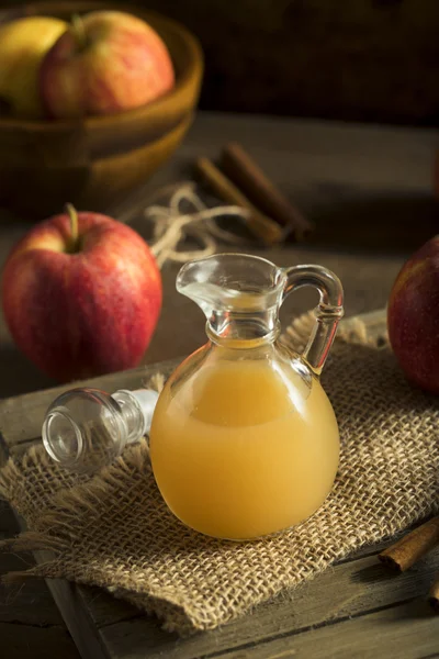 Vinagre de sidra de manzana orgánica cruda — Foto de Stock