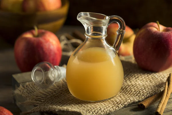 Сырой органический яблочный уксус — стоковое фото