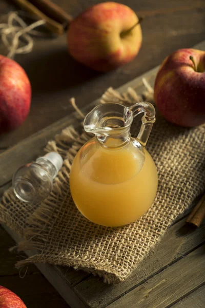 Raw Organic Apple Cider Vinegar — Stock Photo, Image