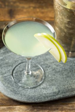 İçkiyi tazeleyen Appletini Votka ve Garnitürlü Kokteyl