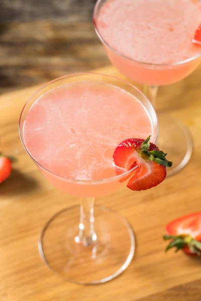 Verfrissende Boozy Strawberry Daiquiri Met Rum Limoen — Stockfoto