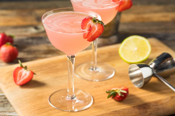 Uppfriskande Boozy Strawberry Daiquiri Med Rom Och Lime — Stockfoto
